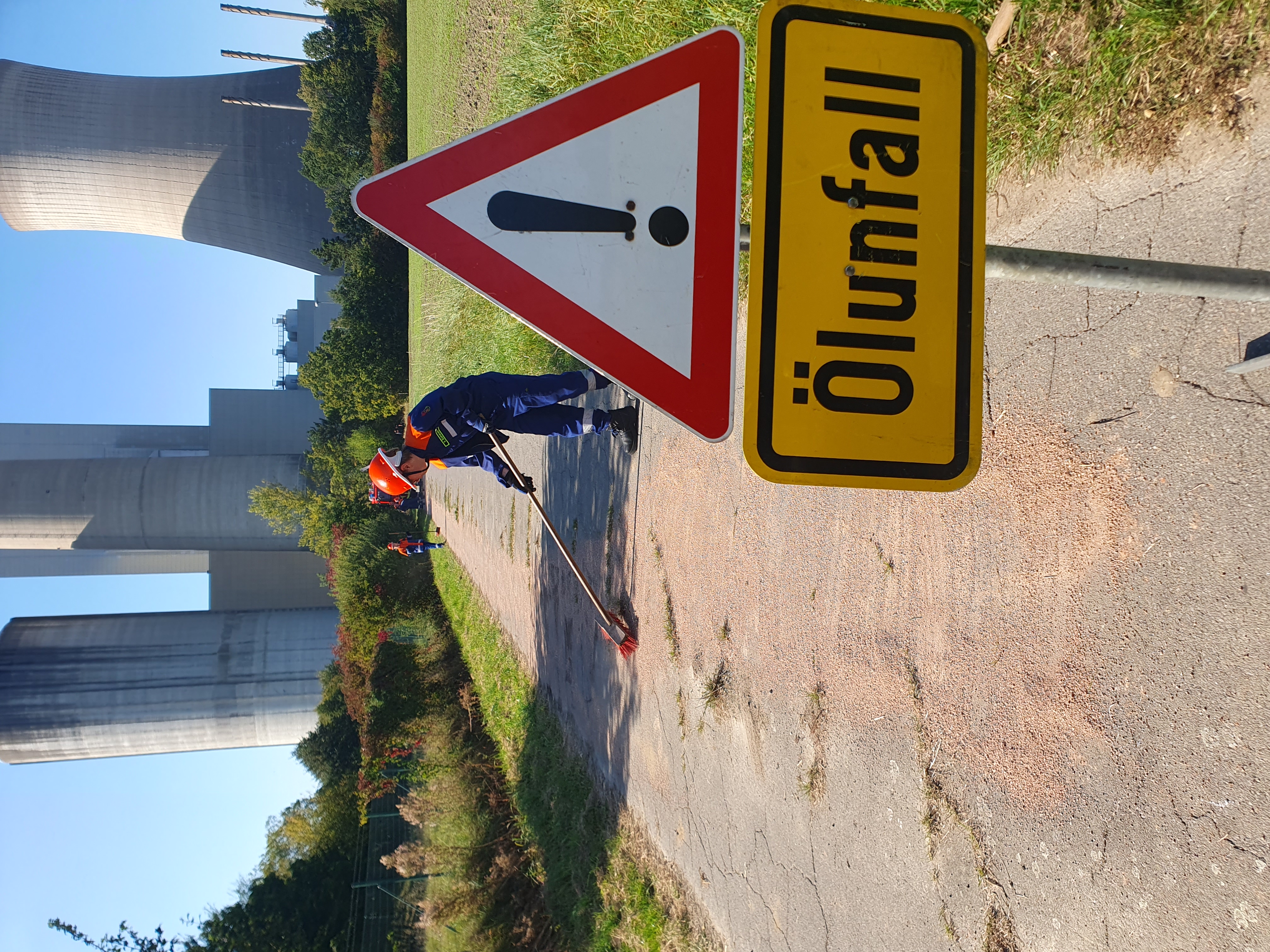 Ölspur auf einer länge von ca. 100m Ölspur auf einer länge von ca. 100m