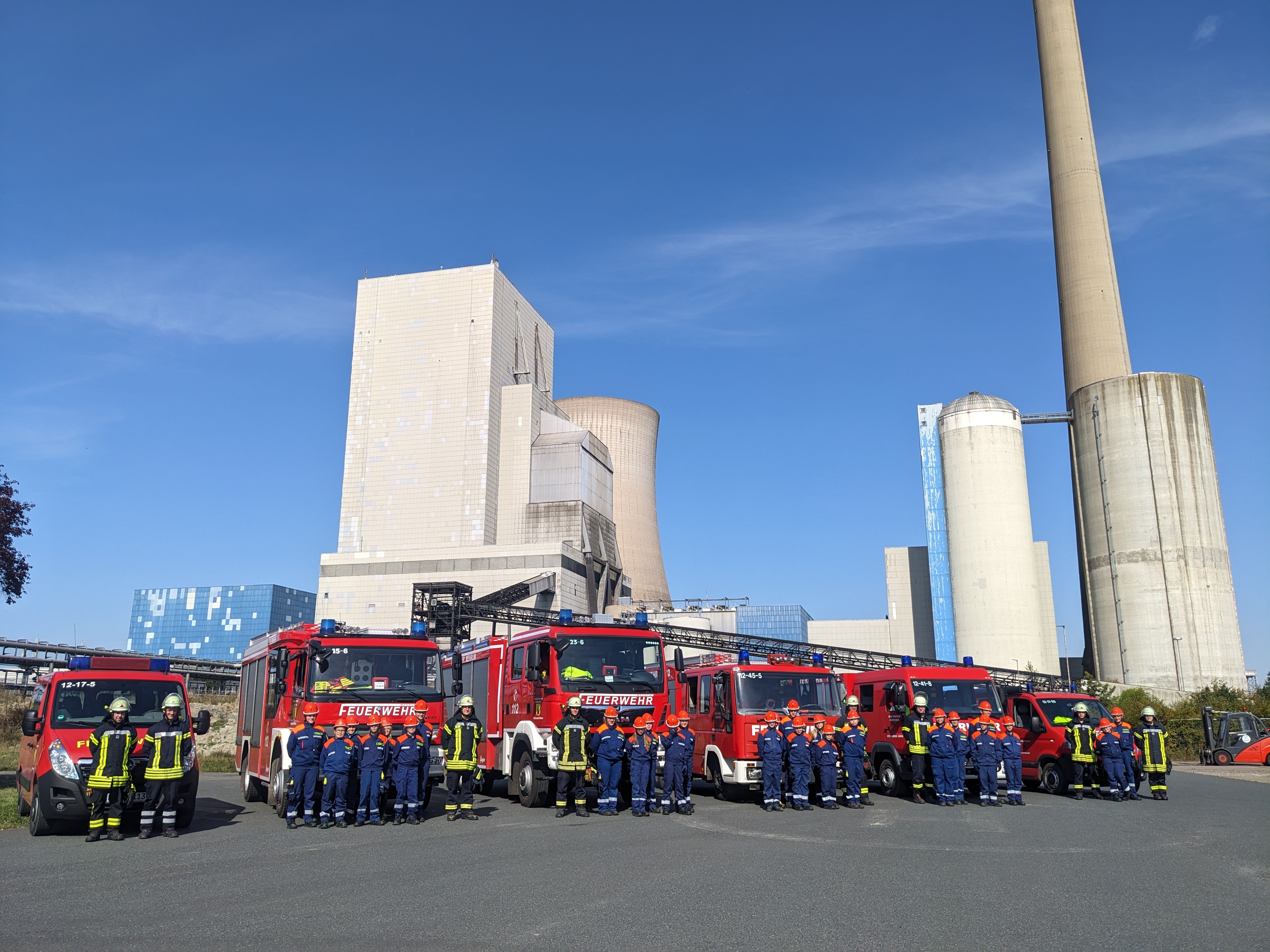 Gruppenfoto vor der Kraftwerkskulisse Gruppenfoto vor der Kraftwerkskulisse