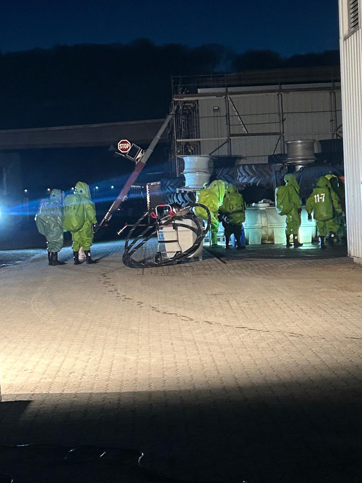Mit mehreren Trupps wird der Gefahrstoff umgepumpt Mit mehreren Trupps wird der Gefahrstoff umgepumpt