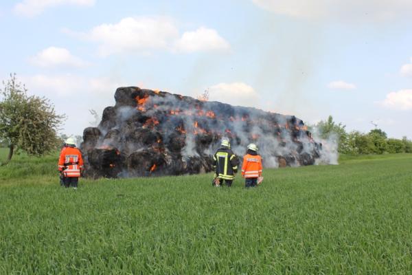 2018_05_11_strohballenbrand_haupt1a 2018_05_11_strohballenbrand_haupt1a