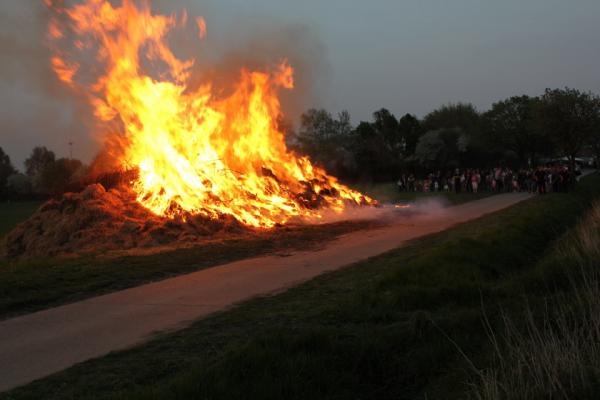 osterfeuer2a osterfeuer2a