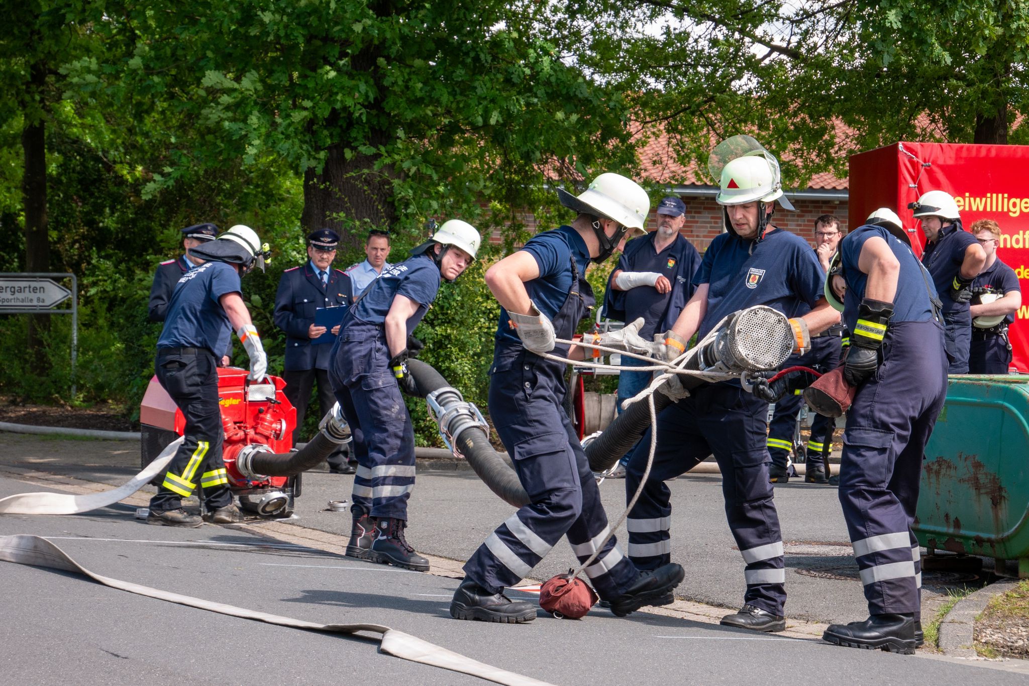Gruppe Schäfer beim Kuppeln der Saugleitung Gruppe Schäfer beim Kuppeln der Saugleitung